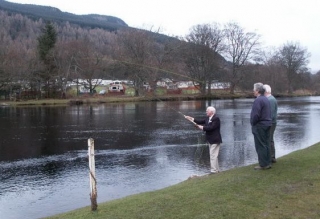  Disfruta de la pesca con amigos 